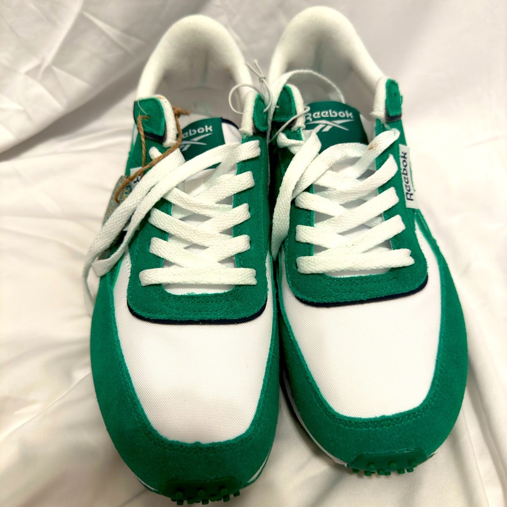 Reebok sneakers 👟 shoes , unisex shoes with the green/ white color. Size 8”1/2